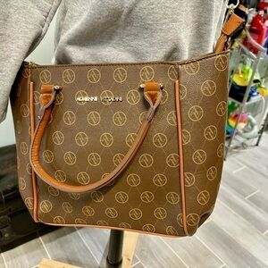 ❤️Adrienne Vittadini Signature Satchel